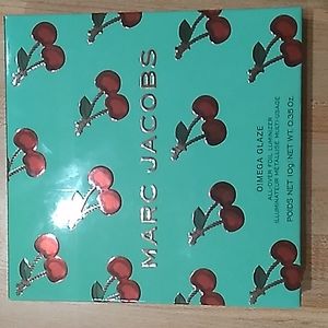 Marc Jacobs O!Mega Glaze All-Over Foil Luminizer – Very Merry Cherry Edition